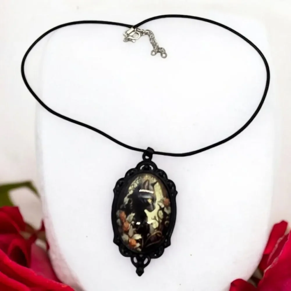 Black Cat Portrait Necklace Gothic Cameo Pendant Glass Dome Vintage Mysterious